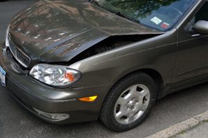 Профессиональный оценщик автомобилей оценивает повреждения автомобиля. Фото со стока, картинки и сток-фотография без роялти. Image 75169340. 