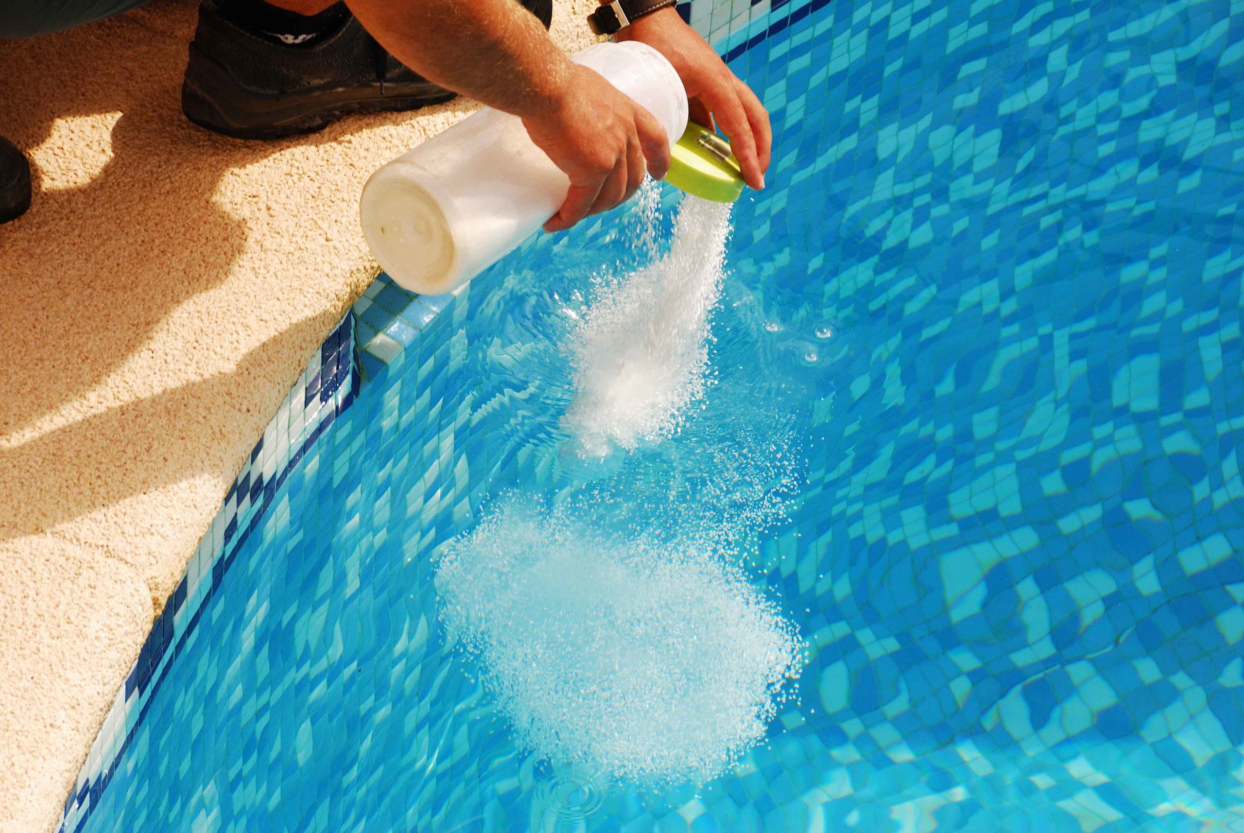 3 Things to Be Aware While Interacting with Pool Chemicals